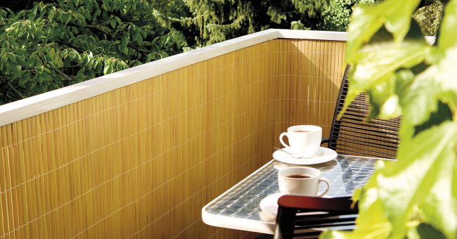 Sichtschutz-für-ungestörte-Behaglichkeit sichtschutzmatte balkon